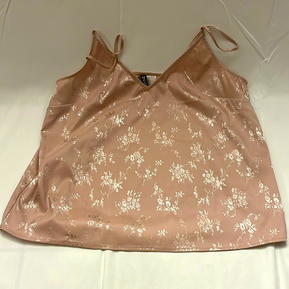 Pink floral camisole - Picture 2 of 3